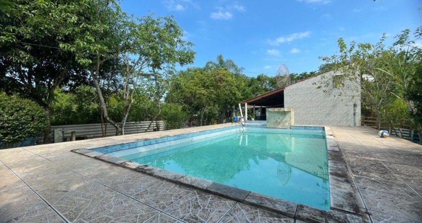 Chácara com 4 quartos, piscina e área gourmet em Itanhaém.