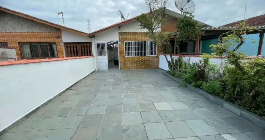 Casa com espaço para piscina e jardim em Itanhaém.