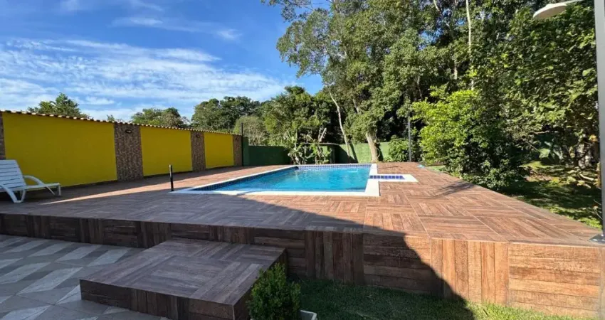 Chácara com 2 quartos, piscina e área gourmet com churrasqueira em Peruíbe.