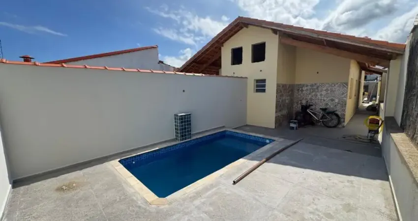 Casa com 2 quartos, piscina e área gourmet em Itanhaém.