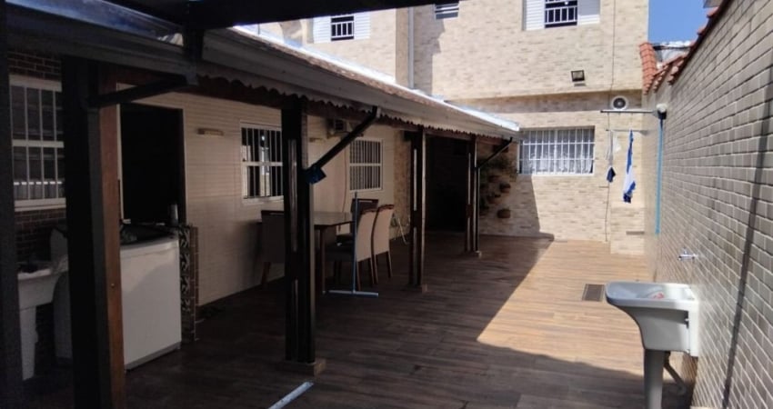 Casa na praia com 5 quartos e área gourmet em São Vicente.