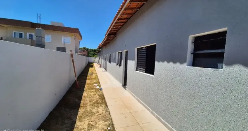 Casa em condomínio com 2 quartos e churrasqueira em Itanhaém.