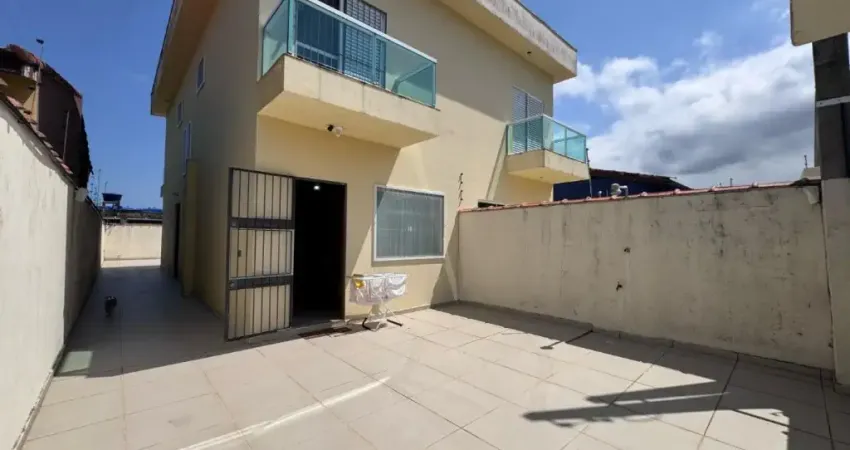 Casa com 2 quartos e espaço para piscina em Itanhaém.