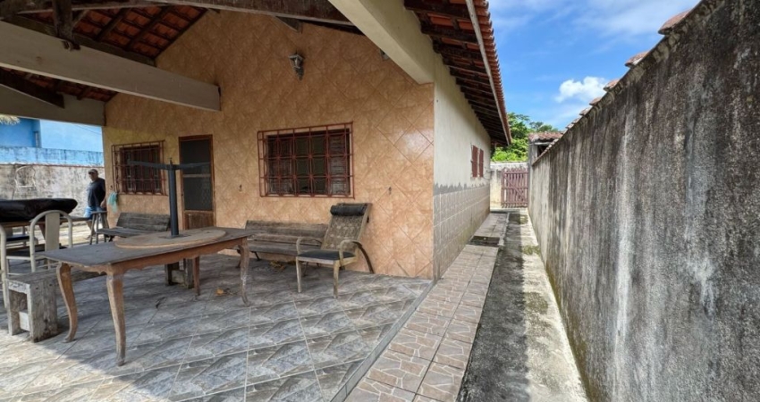 Casa com 2 quartos, jardim e espaço para piscina em Itanhaém.