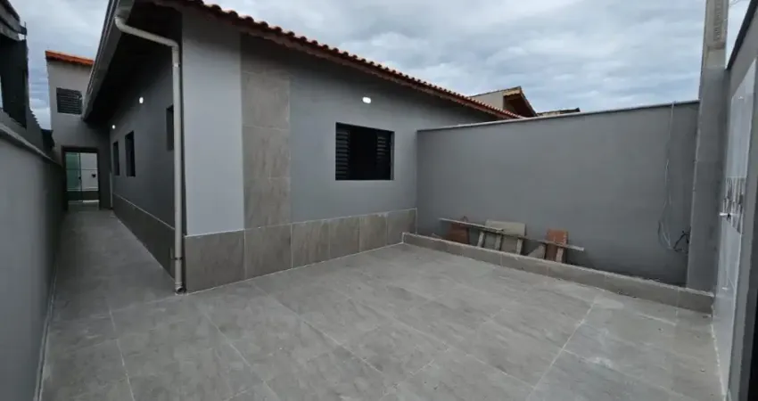 Casa com 3 quartos, piscina e área gourmet em Mongaguá.
