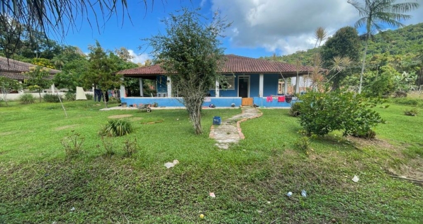 Chácara com 2 quartos, jardim e espaço para piscina em Itanhaém.