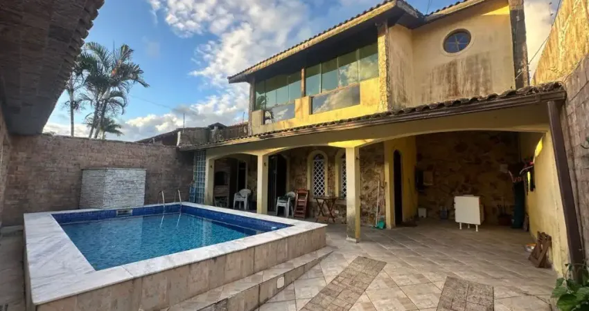 Casa na praia com 3 quartos, piscina e churrasqueira em Peruíbe.