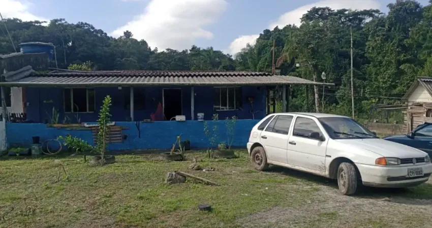 Chácara com 3 quartos, piscina e churrasqueira em Itanhaém.