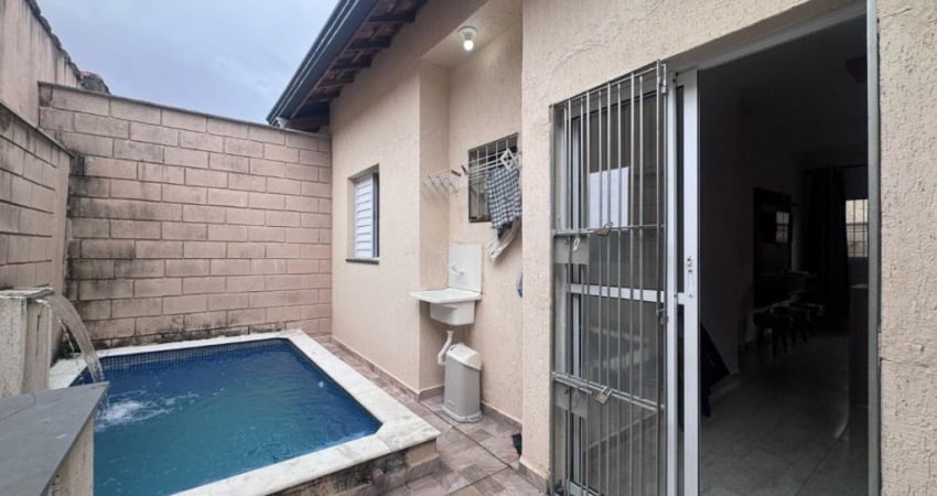 Casa em condomínio com piscina e 2 quartos em Itanhaém.