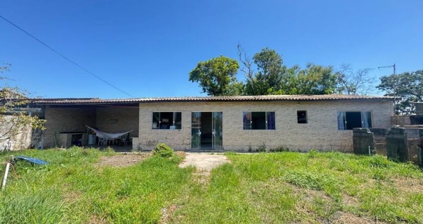 Casa com 2 quartos, espaço gourmet e lago em Itanhaém.