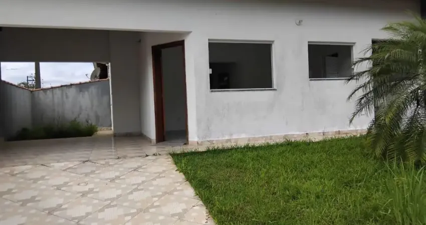 Casa com 2 quartos, jardim e espaço para piscina em Peruíbe.