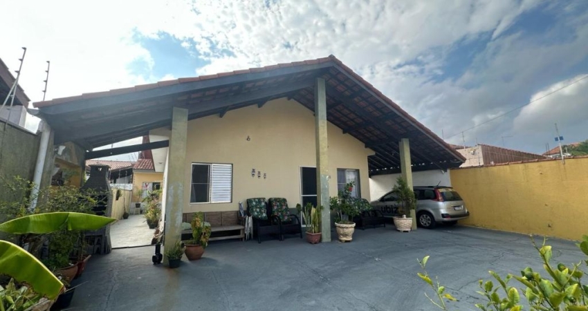 Casa à 50m do mar com 2 quartos e área gourmet com churrasqueira em Itanhaém.