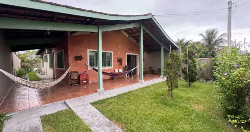 Casa na praia com piscina, 3 quartos e jardim em Itanhaém.
