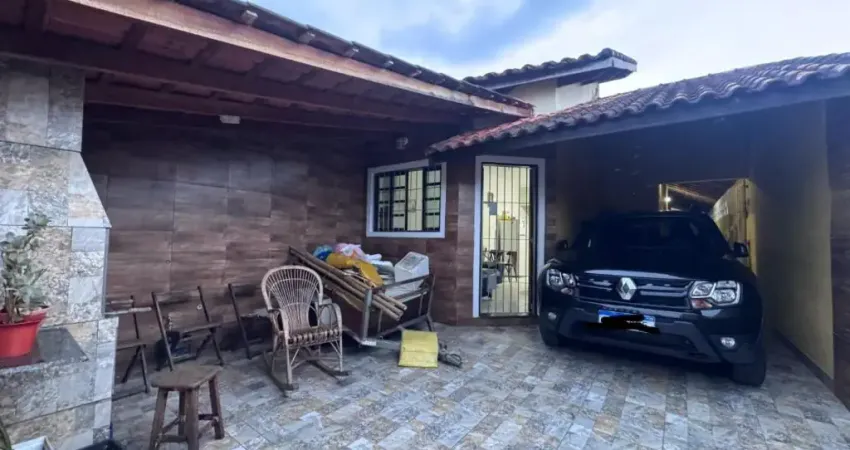 Casa com 2 quartos e área gourmet com churrasqueira em Itanhaém.