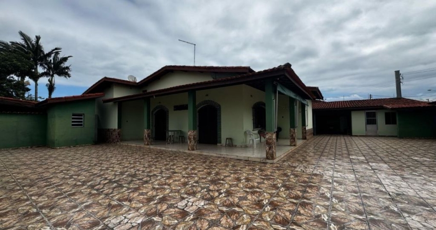 Casa com 3 quartos, churrasqueira e espaço para piscina em Itanhaém.
