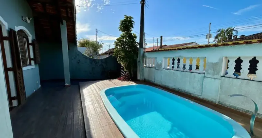 Casa na praia com 3 quartos, piscina e área gourmet em Peruíbe.