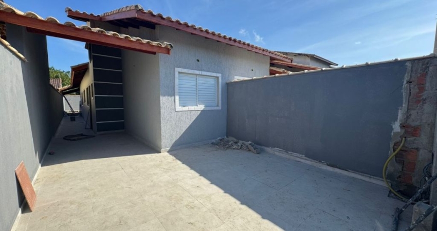 Casa com piscina, 2 quartos e churrasqueira em Peruíbe.