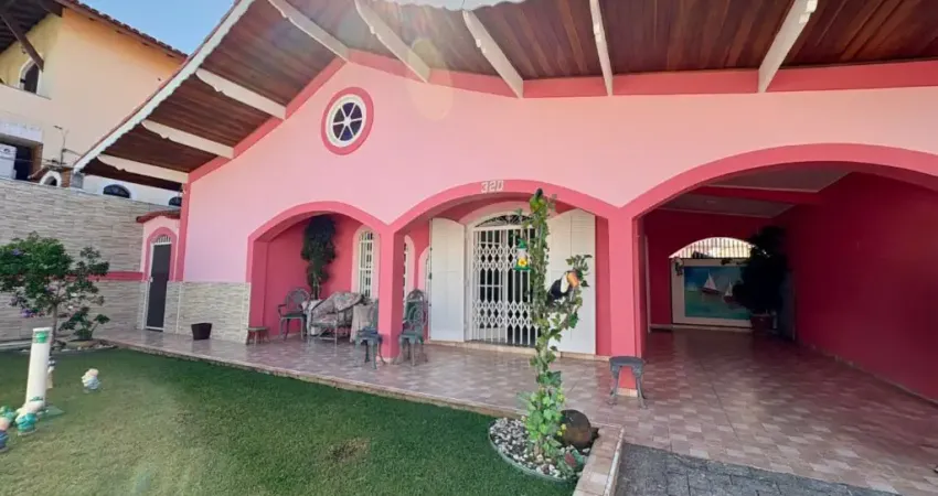 Casa à 300m do mar com 3 quartos, piscina e área gourmet em Peruíbe.
