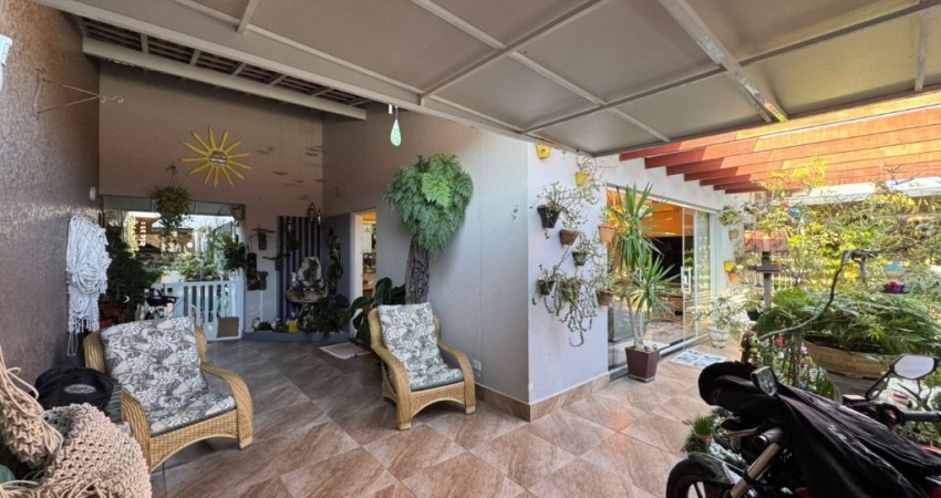 Casa à 150m do mar com 3 quartos e área gourmet em Peruíbe.