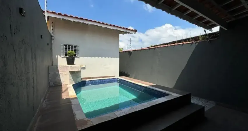Casa na praia com piscina, 2 quartos e churrasqueira em Mongaguá.