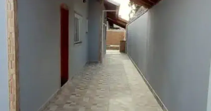 Casa com 2 quartos, piscina e área gourmet em Itanhaém.