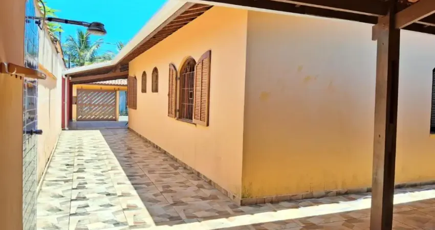 Casa com 3 quartos e churrasqueira à 90m do mar em Itanhaém.