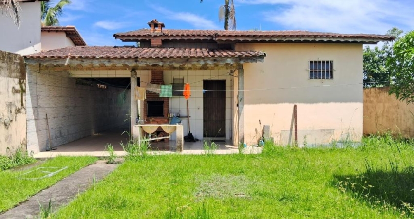Casa com 3 quartos, churrasqueira e espaço para piscina em Itanhaém.