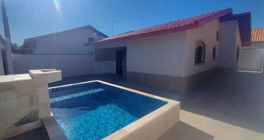 Casa com 2 quartos, piscina e área gourmet em Mongaguá.