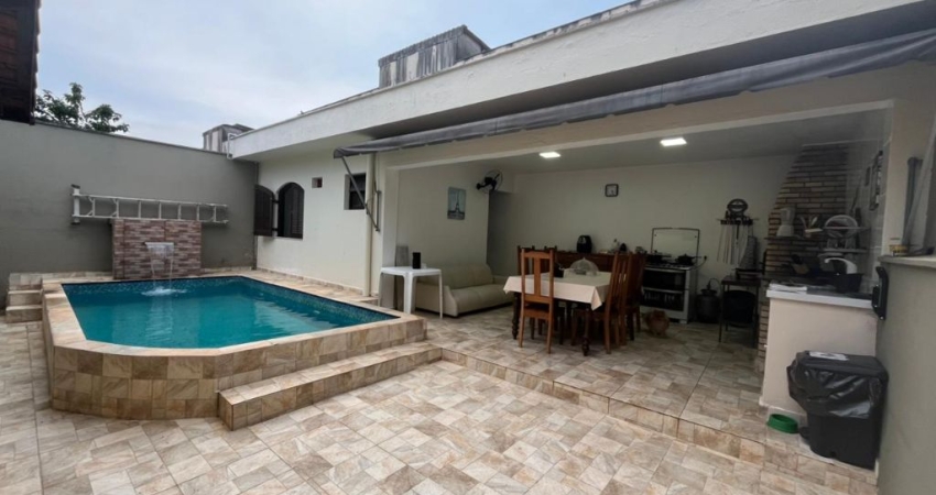 Casa na praia com 4 quartos, piscina e área gourmet em Itanhaém.