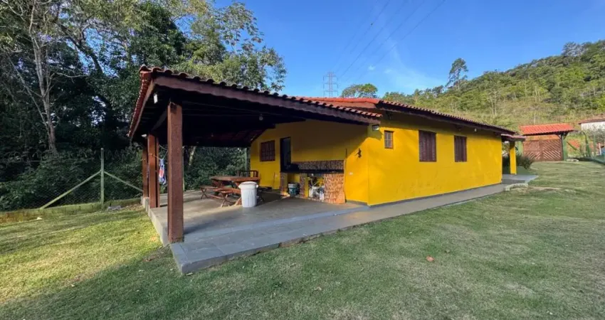 Chácara com 3 quartos, árvores frutíferas e espaço gourmet em Peruíbe.