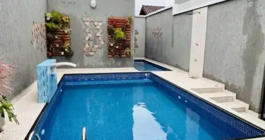 Casa com 2 quartos, piscina e churrasqueira em Praia Grande.