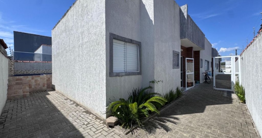 Casa em condomínio com piscina, 2 quartos e área gourmet em Itanhaém.