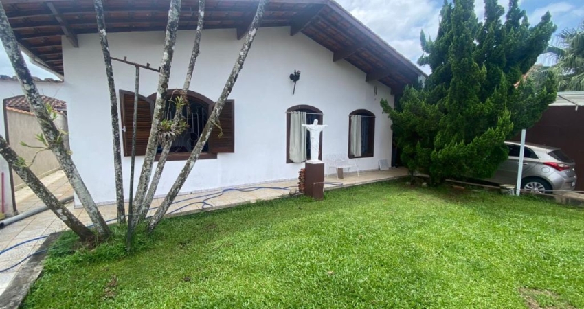 Casa com 2 quartos, churrasqueira e espaço para piscina em Peruíbe.