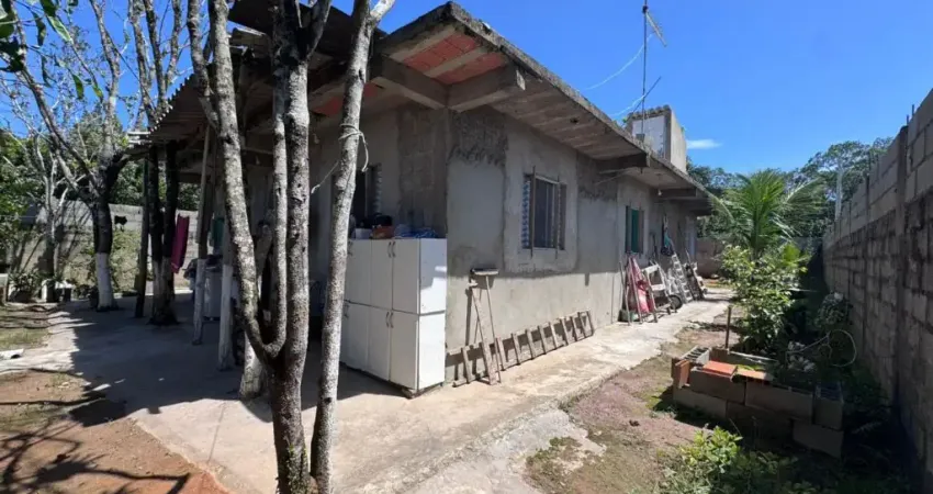 Casa com 3 quartos e espaço para piscina em Itanhaém.