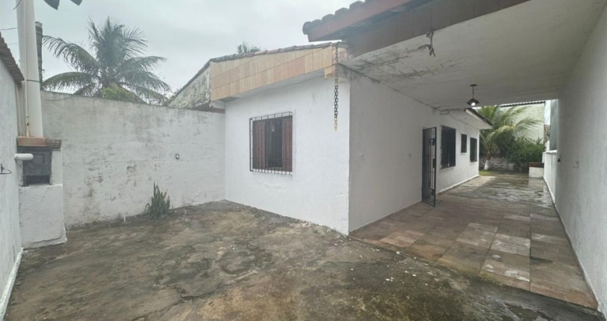 Casa com 2 quartos, espaço para piscina e jardim em Itanhaém.