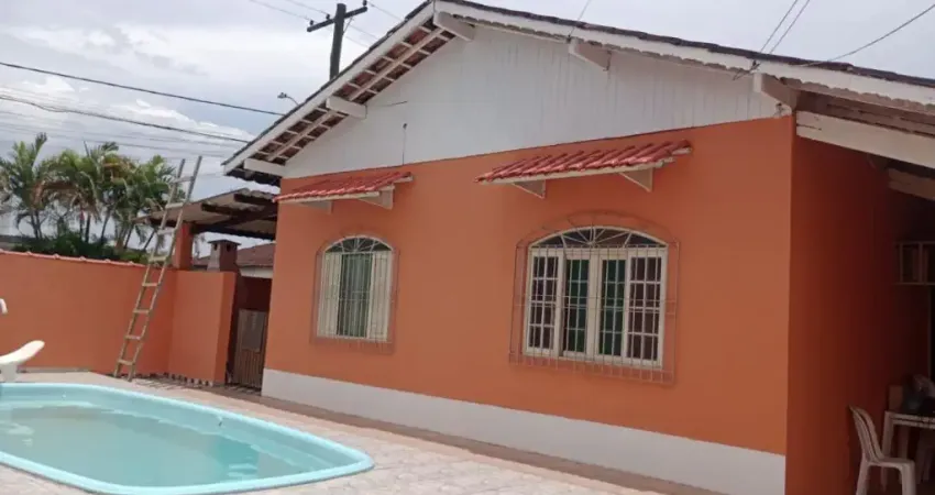 Casa com 2 quartos, piscina e área gourmet com churrasqueira em Itanhaém.