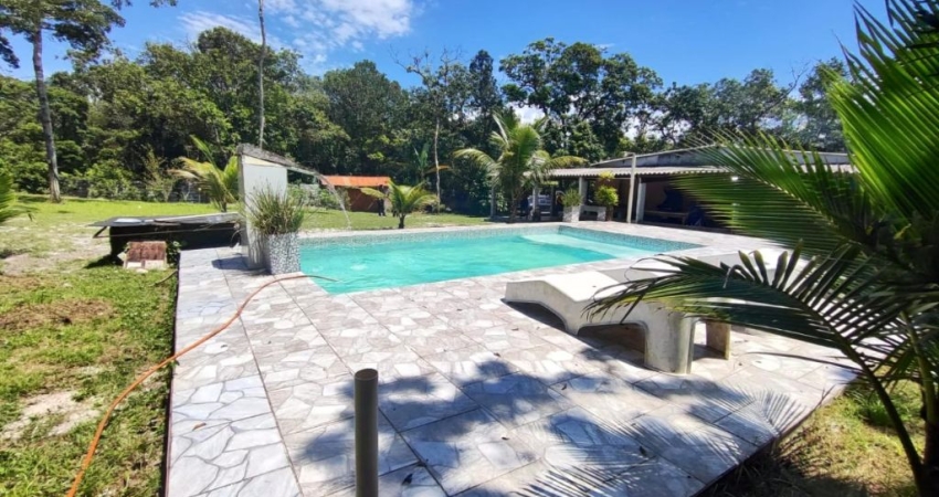 Chácara com 3 quartos, piscina e área gourmet em Itanhaém.
