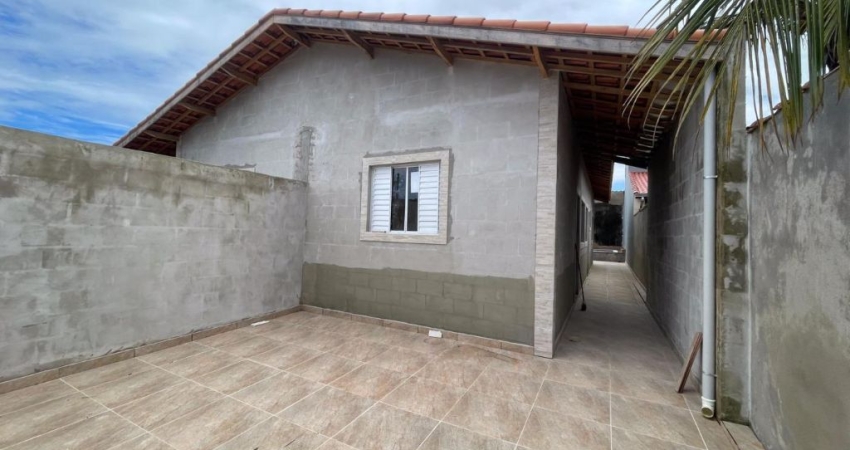 Casa com 2 quartos, piscina e churrasqueira em Itanhaém.