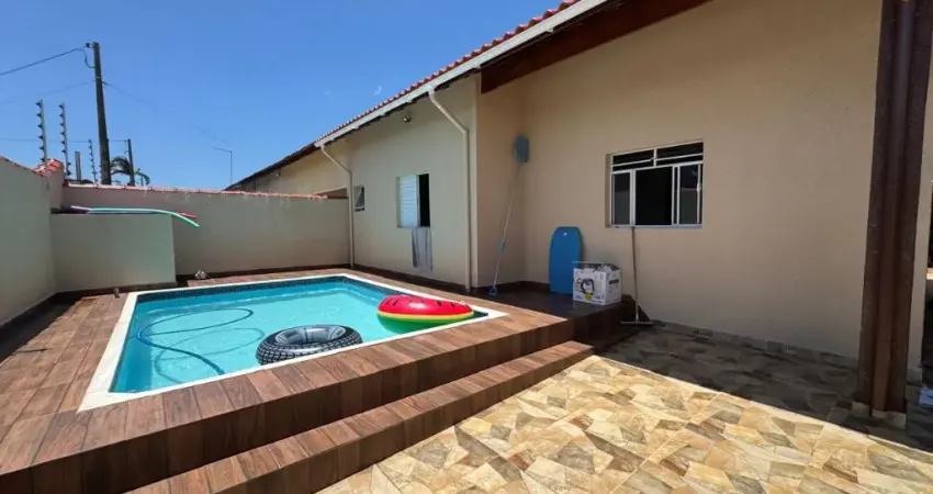 Casa na praia com 2 quartos, piscina e área gourmet em Itanhaém.