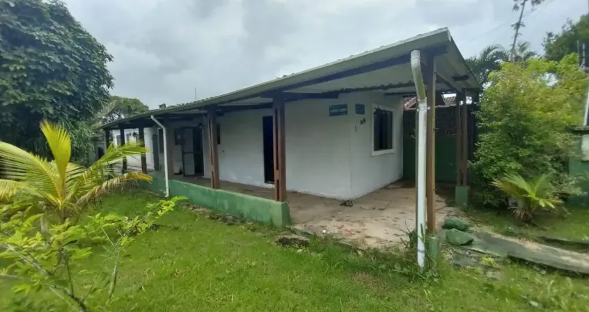 Casa com 2 quartos, espaço para piscina e jardim em Itanhaém.
