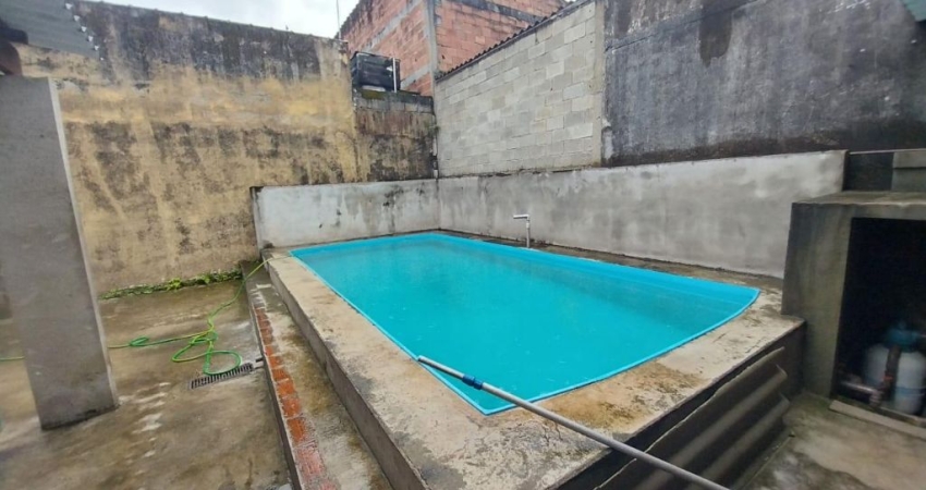 Casa com 2 quartos, piscina e churrasqueira em Itanhaém.