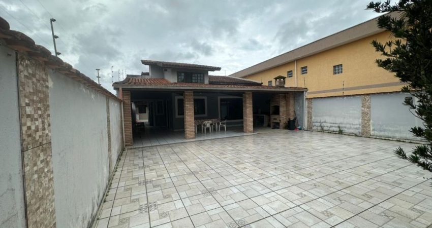 Casa com 2 quartos, área gourmet com churrasqueira e edícula em Itanhaém.