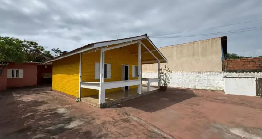 Casa com 3 quartos, área gourmet e espaço para piscina em Itanhaém.