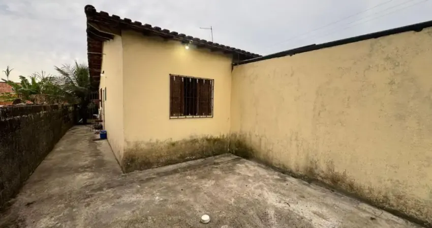 Casa com 2 quartos, espaço para piscina e jardim em Itanhaém.