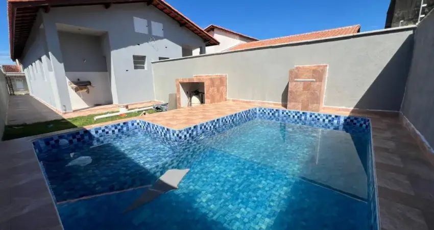 Casa com 2 quartos, piscina e área gourmet em Itanhaém.