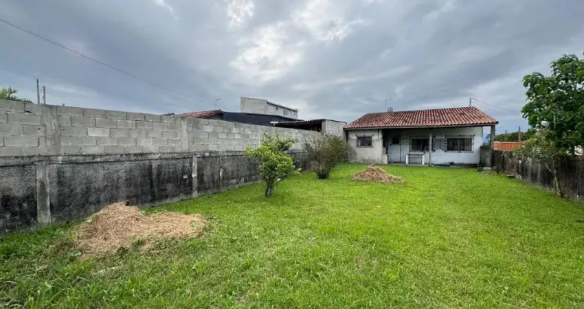 Casa com 2 quartos, espaço para piscina e jardim em Itanhaém.