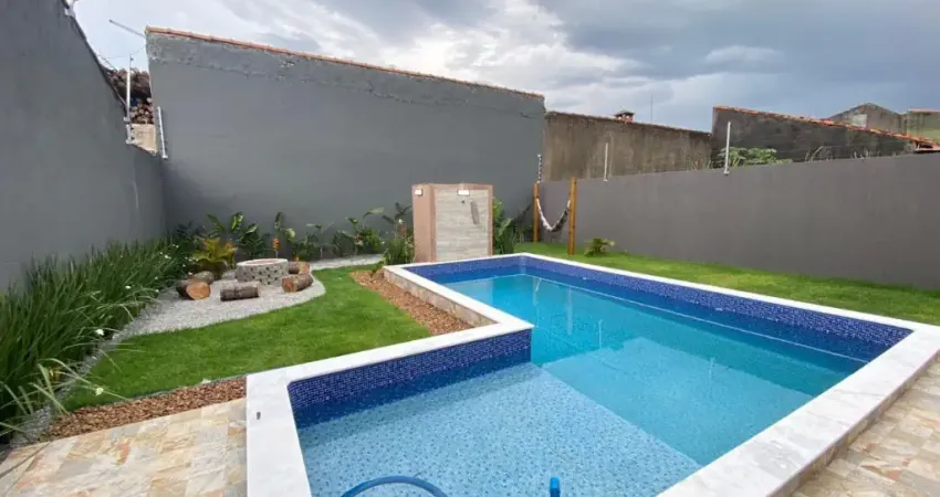 Casa na praia com piscina e 3 quartos em Itanhaém.