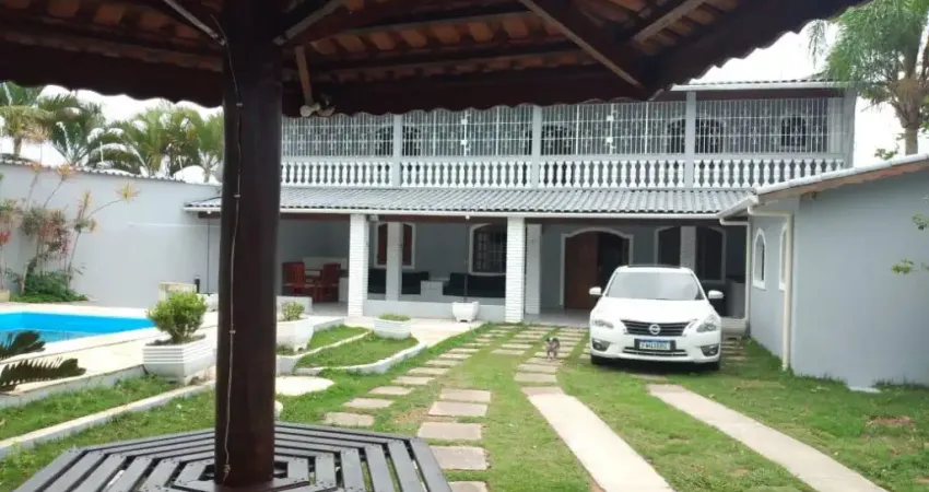 Casa com 4 quartos, piscina e churrasqueira em Itanhaém.
