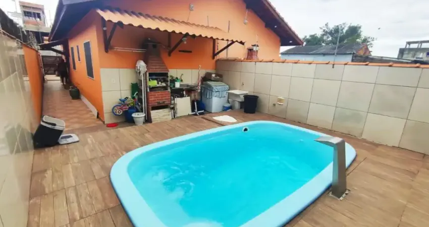 Casa na praia com 2 quartos, piscina e churrasqueira em Itanhaém.