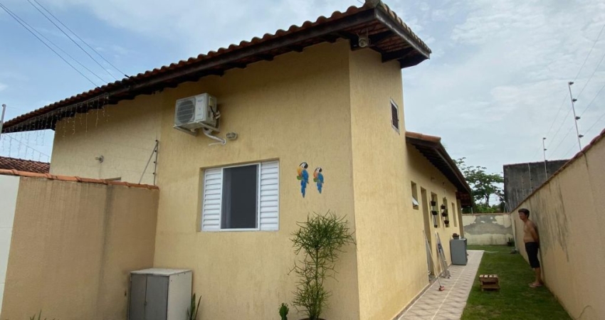 Casa com 2 quartos, churrasqueira e espaço para piscina em Itanhaém.